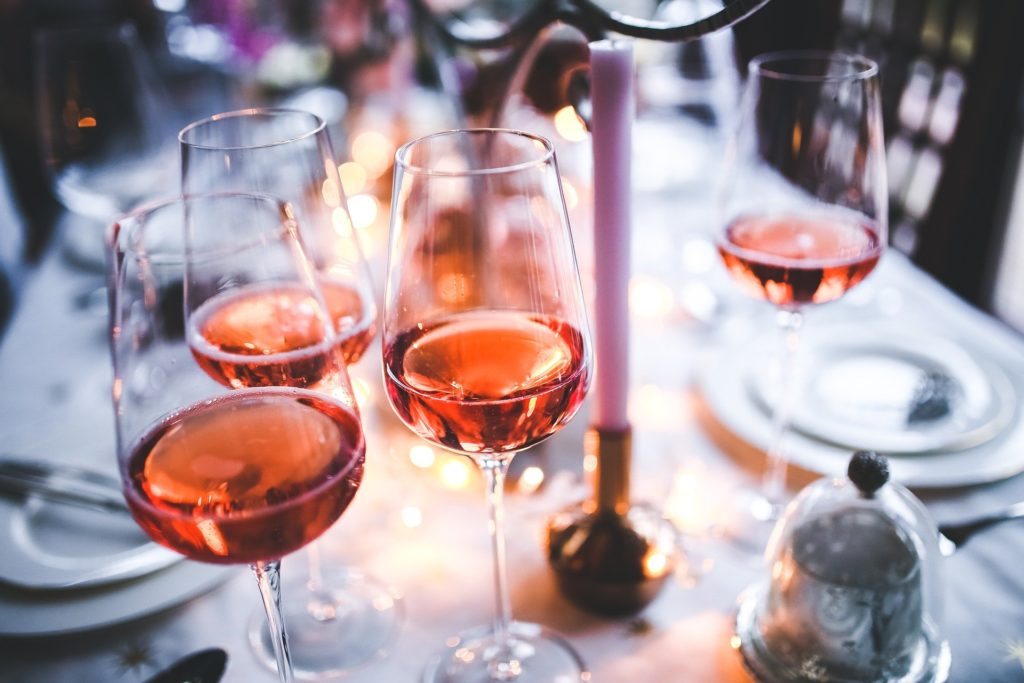 Glas rosé bij diner - De 5 beste roséwijnen van de Côte d'Azur